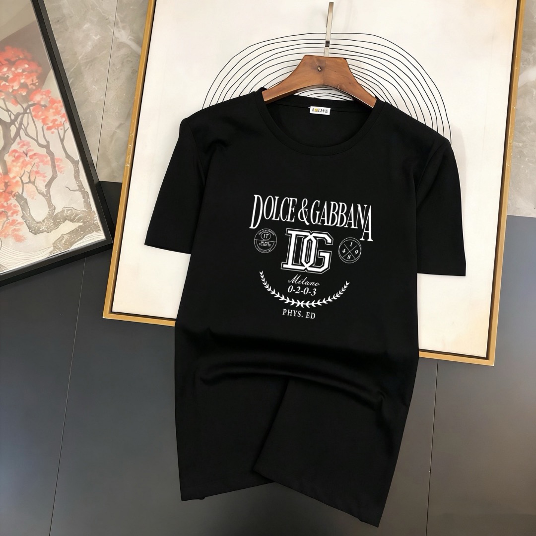 weigou_211862_4_edd62cb676 P70 品牌: D&G (胖子福音)原单男士休闲短袖T恤,2026春夏新品,定制胸前顶级logo 工艺、搭配整件细节 品质及剪裁设计都堪称一流,定制进口丝光棉面料!型格十足,配色轻熟百搭。M-5XL(穿到220斤)