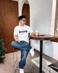 P80 dg～ 杜嘉厚板滴胶字母 《区别通货面料》双纱纯棉，紧密纱线短袖tee 上身十分舒适，男女同款半袖，落肩宽松版型 颜色: 黑色 白色 咖啡色 尺码：S（90-130斤） M（125-150斤） L（135-165斤） XL（160-190斤） XXL（185-220斤