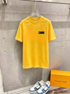 P70 品牌： D&G (胖子福音)原单男士休闲短袖T恤，2026春夏新品，定制胸前顶级logo 工艺、搭配整件细节 品质及剪裁设计都堪称一流，定制进口丝光棉面料！型格十足，配色轻熟百搭。M-5XL(穿到220斤)