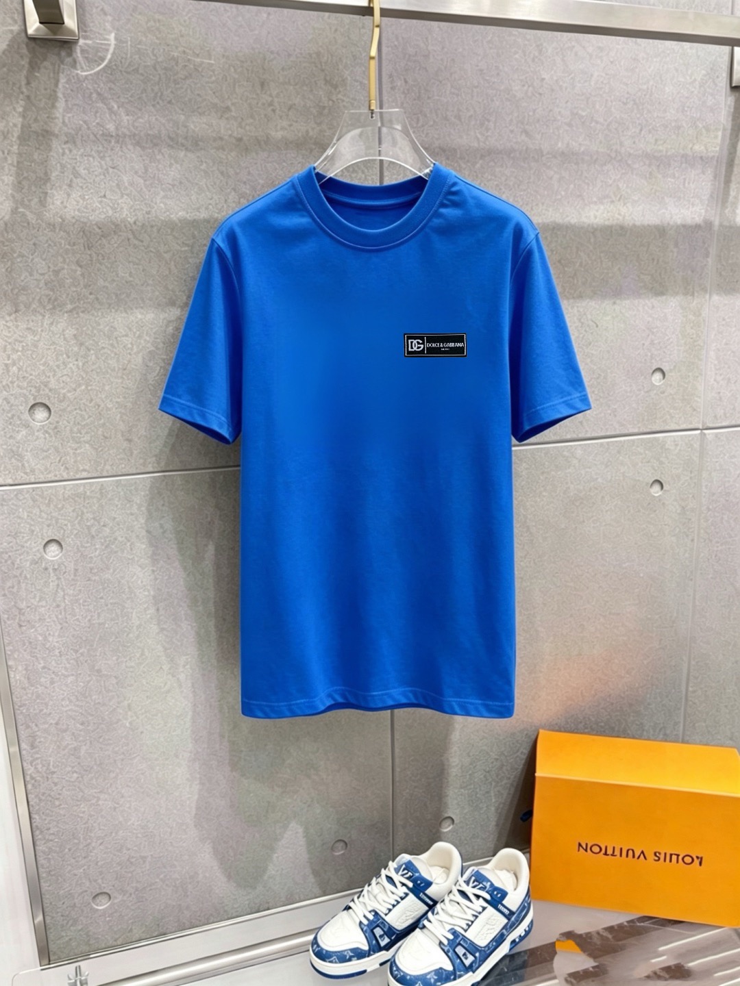P70 品牌： D&G (胖子福音)原单男士休闲短袖T恤，2026春夏新品，定制胸前顶级logo 工艺、搭配整件细节 品质及剪裁设计都堪称一流，定制进口丝光棉面料！型格十足，配色轻熟百搭。M-5XL(穿到220斤)