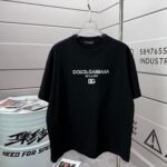 P75 DG/杜嘉班纳 2026ss 标识Logo简约百搭圆领短袖T恤宽松男女同款 刺绣字母 颜色：黑色 白色 绿色 紫色 尺码： S （90-130斤） M （120-150斤） L （140-165斤） XL （160-180斤） XXL （180-210斤）