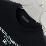 P75 DG/杜嘉班纳 2026ss 标识Logo简约百搭圆领短袖T恤宽松男女同款 刺绣字母 颜色：黑色 白色 绿色 紫色 尺码： S （90-130斤） M （120-150斤） L （140-165斤） XL （160-180斤） XXL （180-210斤）