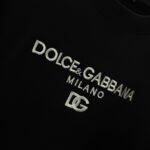 P75 DG/杜嘉班纳 2026ss 标识Logo简约百搭圆领短袖T恤宽松男女同款 刺绣字母 颜色：黑色 白色 绿色 紫色 尺码： S （90-130斤） M （120-150斤） L （140-165斤） XL （160-180斤） XXL （180-210斤）