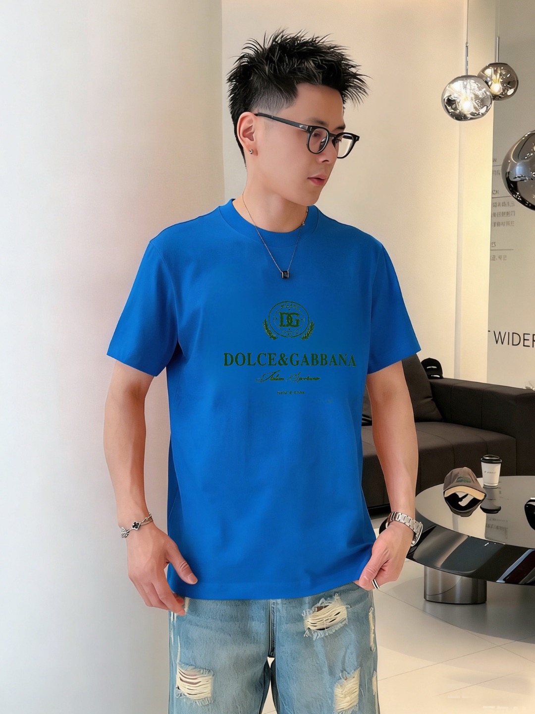 P70 品牌： D&G (胖子福音)原单男士休闲短袖T恤，2026春夏新品，定制胸前顶级logo 工艺、搭配整件细节 品质及剪裁设计都堪称一流，定制进口丝光棉面料！型格十足，配色轻熟百搭。M-5XL(穿到220斤)