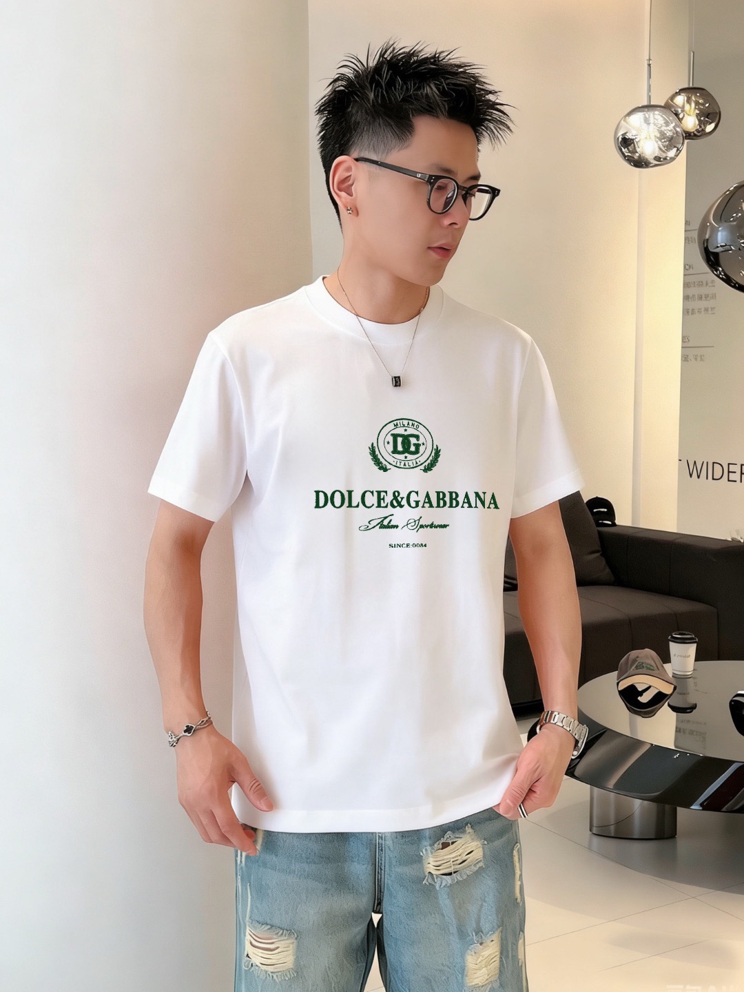 P70 品牌： D&G (胖子福音)原单男士休闲短袖T恤，2026春夏新品，定制胸前顶级logo 工艺、搭配整件细节 品质及剪裁设计都堪称一流，定制进口丝光棉面料！型格十足，配色轻熟百搭。M-5XL(穿到220斤)