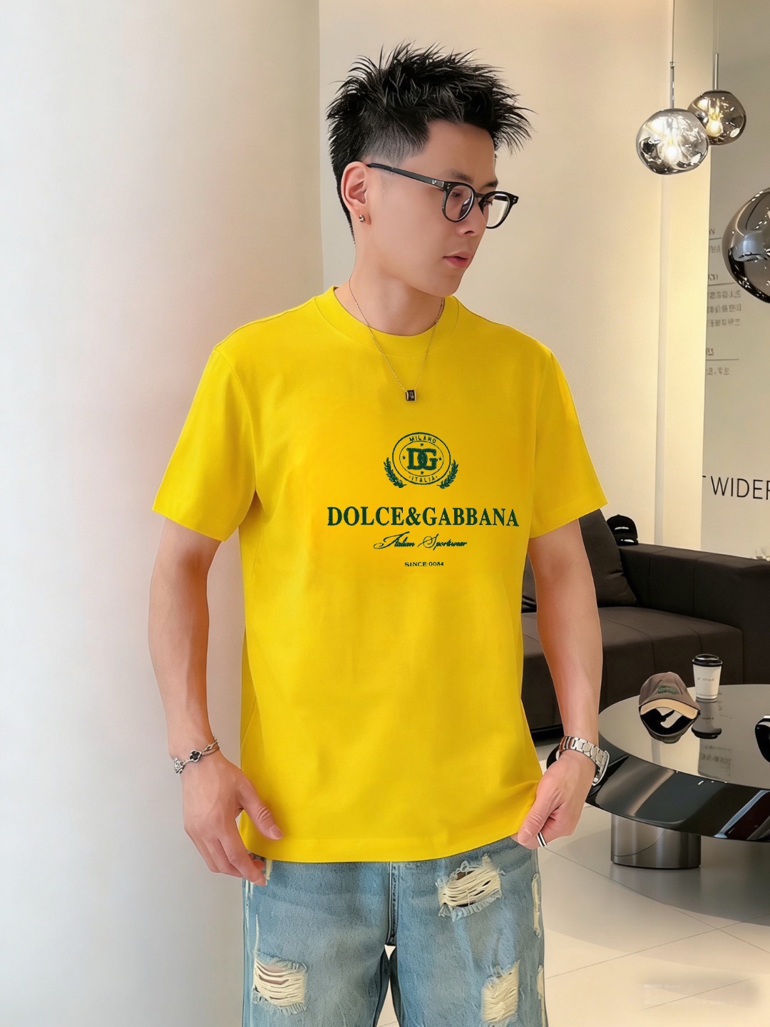 P70 品牌： D&G (胖子福音)原单男士休闲短袖T恤，2026春夏新品，定制胸前顶级logo 工艺、搭配整件细节 品质及剪裁设计都堪称一流，定制进口丝光棉面料！型格十足，配色轻熟百搭。M-5XL(穿到220斤)