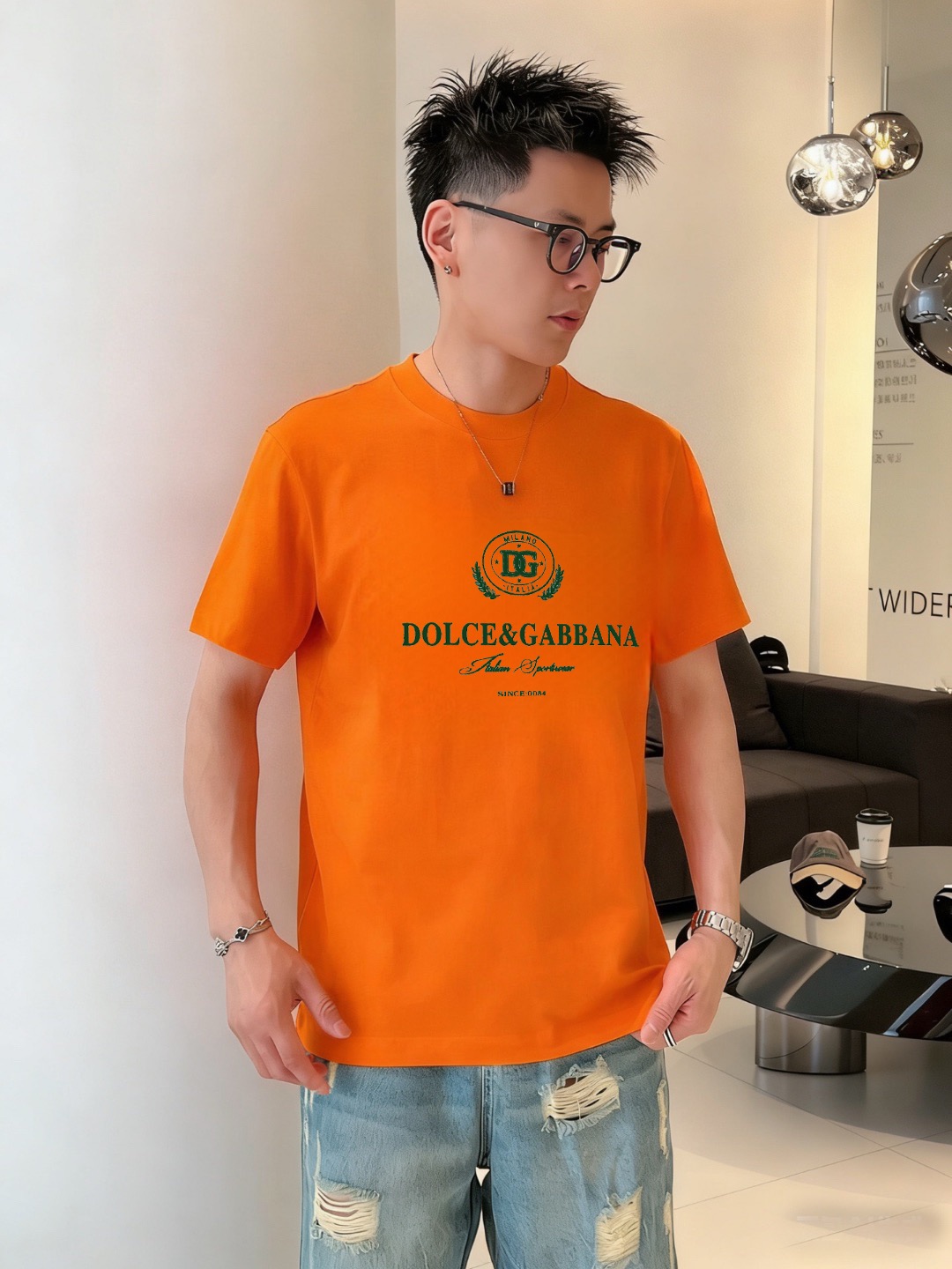 P70 品牌： D&G (胖子福音)原单男士休闲短袖T恤，2026春夏新品，定制胸前顶级logo 工艺、搭配整件细节 品质及剪裁设计都堪称一流，定制进口丝光棉面料！型格十足，配色轻熟百搭。M-5XL(穿到220斤)