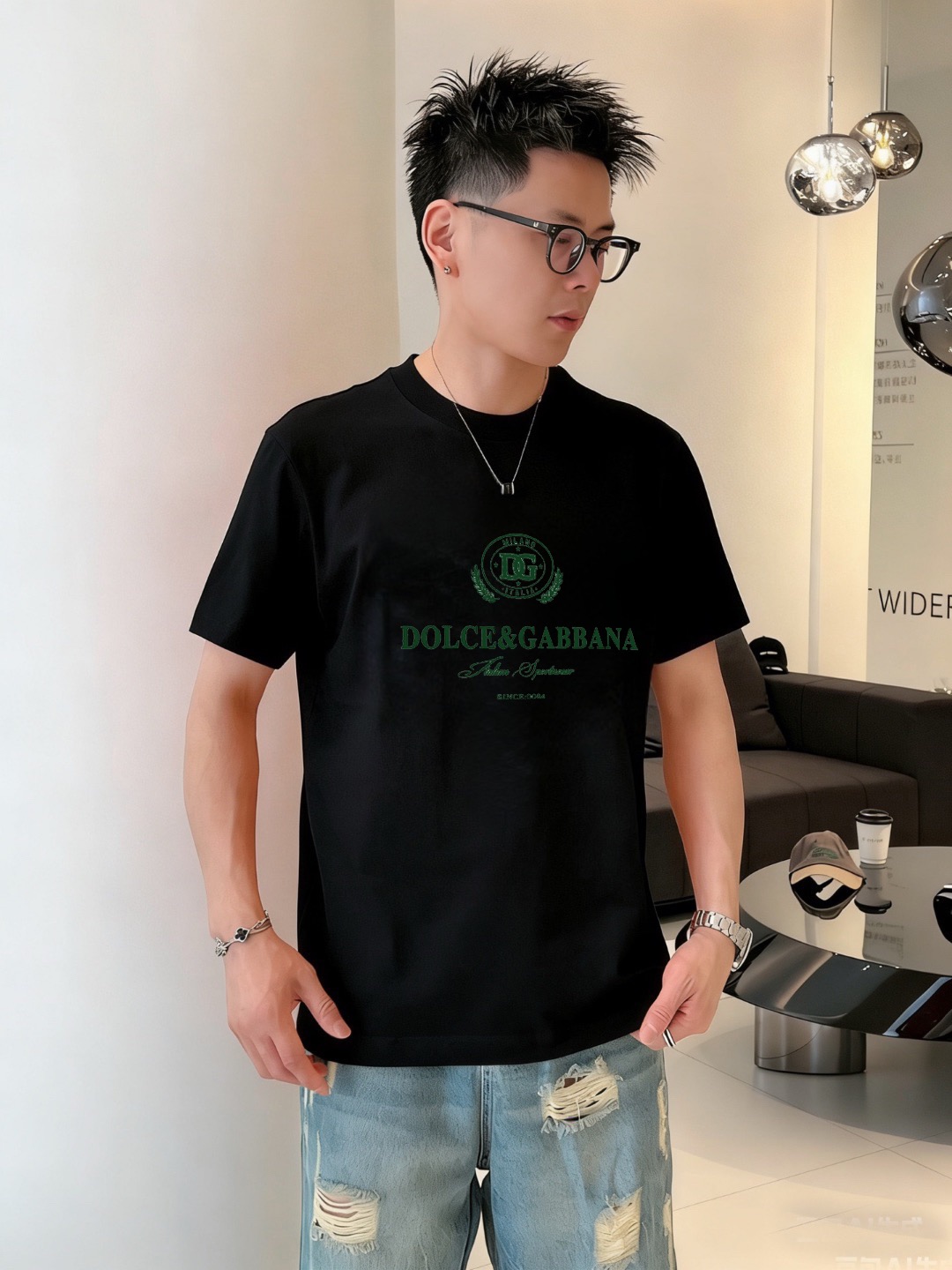 P70 品牌： D&G (胖子福音)原单男士休闲短袖T恤，2026春夏新品，定制胸前顶级logo 工艺、搭配整件细节 品质及剪裁设计都堪称一流，定制进口丝光棉面料！型格十足，配色轻熟百搭。M-5XL(穿到220斤)