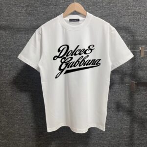 P80 DG*杜嘉* 2025春秋款 首发网图柜子版 字母印花个性logo短袖t恤 三标齐全 定制双纱平纹纯棉面料 男女同款 尺码： S （90-130斤） M （120-150斤） L （140-165斤） XL （160-180斤） XXL （180-210斤） 颜色：白色 酒红色