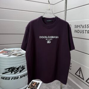 P75 DG/杜嘉班纳 2026ss 标识Logo简约百搭圆领短袖T恤宽松男女同款 刺绣字母 颜色：黑色 白色 绿色 紫色 尺码： S （90-130斤） M （120-150斤） L （140-165斤） XL （160-180斤） XXL （180-210斤）