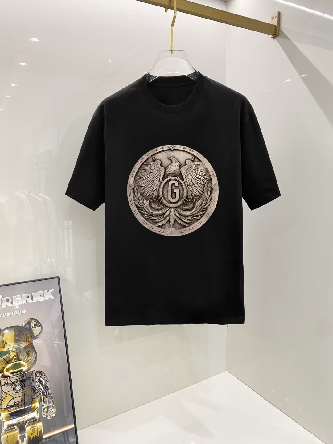 weigou_212139_5_0ad723415b P70 杜嘉班纳 2026早春新款首发专柜最新款短袖圆领T恤 高端订制 设计前卫时尚!高端定制高支长绒棉面料.穿着舒适.专柜级别精致车线.做工精细.上身效果无敌帅气!型男必备单品! 码数: S M L XL XXL 胸围:50 52 55 58 61 衣长:69 71 73 75 77 肩宽:48 50 53 56 58 袖长:22 23 24 尺寸由于手工测量,存在1-3CM左右的偏差