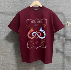 P80 DG*杜嘉* 2025春秋款 首发网图柜子版 字母印花个性logo短袖t恤 三标齐全 定制双纱平纹纯棉面料 男女同款 尺码： S （90-130斤） M （120-150斤） L （140-165斤） XL （160-180斤） XXL （180-210斤） 颜色：黑色 酒红色