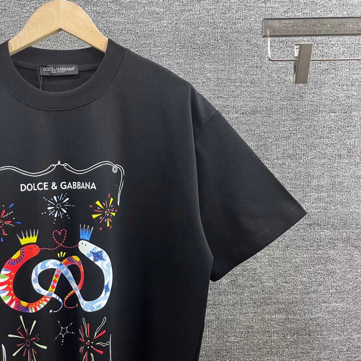 P80 DG*杜嘉* 2026春夏款 官网图柜子版 字母印花个性logo短袖t恤 三标齐全 定制双纱平纹纯棉面料 男女同款 尺码： S （90-130斤） M （120-150斤） L （140-165斤） XL （160-180斤） XXL （180-210斤） 颜色：黑色 酒红色