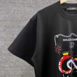P80 DG*杜嘉* 2026春夏款 官网图柜子版 字母印花个性logo短袖t恤 三标齐全 定制双纱平纹纯棉面料 男女同款 尺码： S （90-130斤） M （120-150斤） L （140-165斤） XL （160-180斤） XXL （180-210斤） 颜色：黑色 酒红色