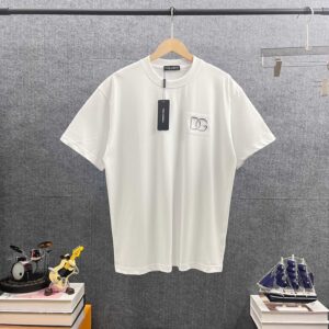 P80 DG*杜纳*嘉班* 2026春夏款 DG字母刺绣个性logo工艺 双纱定制平纹纯棉面料 短袖T恤 男女同款 颜色：黑色 白色 尺码： S （90-130斤） M （120-150斤） L （140-165斤） XL （160-180斤） XXL （180-210斤）
