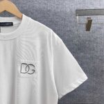 weigou_212282_3_88133c9c57 P80 DG*杜纳*嘉班* 2026春夏款 DG字母刺绣个性logo工艺 双纱定制平纹纯棉面料 短袖T恤 男女同款 颜色:黑色 白色 尺码: S (90-130斤) M (120-150斤) L (140-165斤) XL (160-180斤) XXL (180-210斤)