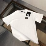 P75 Dolce&gabbana 专柜同款圆领短袖T恤 定制棉质面料 ！采用品牌DG Logo标志皮牌设计！ 立体感强！使整体高透气和柔软性的质感更加凸显，饱满的棉质感引起极度舒适。高端人士必备单品，原厂辅料三标齐全！男女同款！ 颜色：黑色 白色 尺码：S-xxL