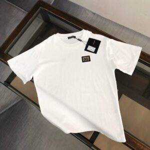 P75 Dolce&gabbana 专柜同款圆领短袖T恤 定制棉质面料 ！采用品牌DG Logo标志皮牌设计！ 立体感强！使整体高透气和柔软性的质感更加凸显，饱满的棉质感引起极度舒适。高端人士必备单品，原厂辅料三标齐全！男女同款！ 颜色：黑色 白色 尺码：S-xxL