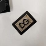 P75 Dolce&gabbana 专柜同款圆领短袖T恤 定制棉质面料 ！采用品牌DG Logo标志皮牌设计！ 立体感强！使整体高透气和柔软性的质感更加凸显，饱满的棉质感引起极度舒适。高端人士必备单品，原厂辅料三标齐全！男女同款！ 颜色：黑色 白色 尺码：S-xxL