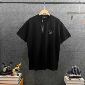 P80 DG*杜纳*嘉班* 2026春夏款 DG字母刺绣个性logo工艺 双纱定制平纹纯棉面料 短袖T恤 男女同款 颜色：黑色 白色 尺码： S （90-130斤） M （120-150斤） L （140-165斤） XL （160-180斤） XXL （180-210斤）