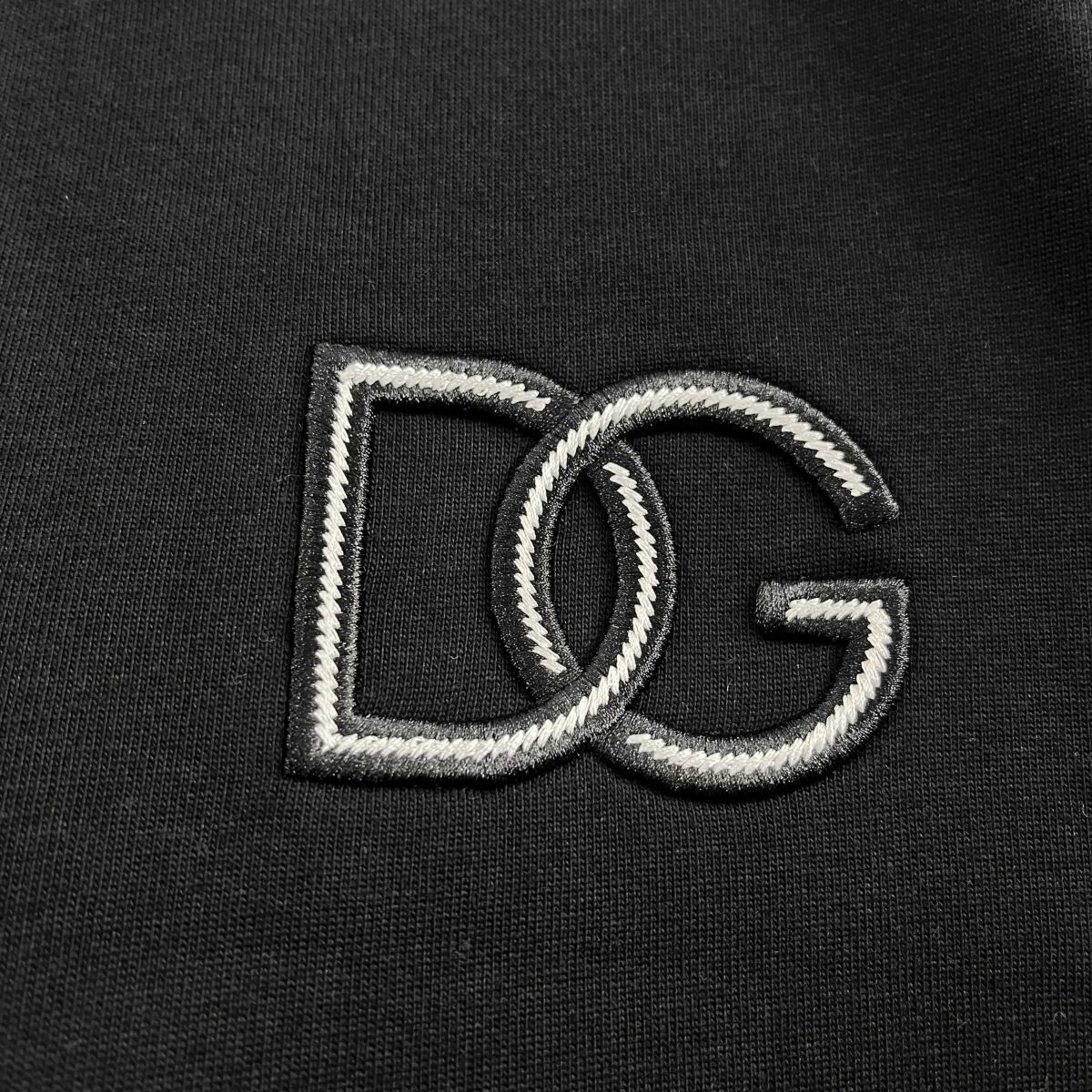 P80 DG*杜纳*嘉班* 2026春夏款 DG字母刺绣个性logo工艺 双纱定制平纹纯棉面料 短袖T恤 男女同款 颜色：黑色 白色 尺码： S （90-130斤） M （120-150斤） L （140-165斤） XL （160-180斤） XXL （180-210斤）