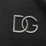 P80 DG*杜纳*嘉班* 2026春夏款 DG字母刺绣个性logo工艺 双纱定制平纹纯棉面料 短袖T恤 男女同款 颜色：黑色 白色 尺码： S （90-130斤） M （120-150斤） L （140-165斤） XL （160-180斤） XXL （180-210斤）