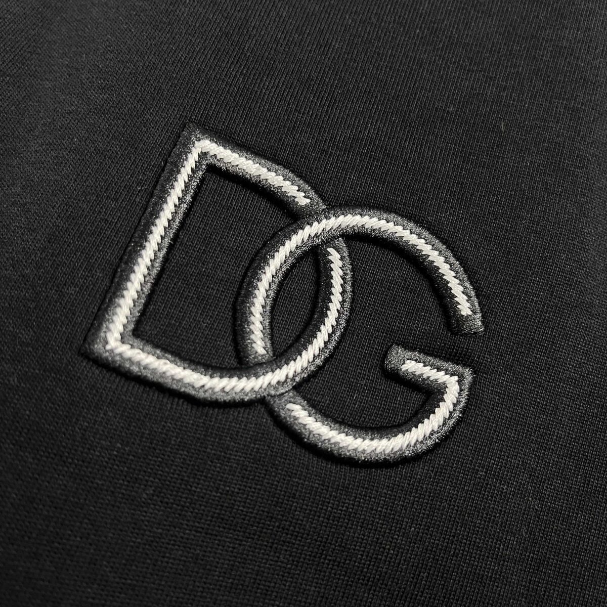 P80 DG*杜纳*嘉班* 2026春夏款 DG字母刺绣个性logo工艺 双纱定制平纹纯棉面料 短袖T恤 男女同款 颜色：黑色 白色 尺码： S （90-130斤） M （120-150斤） L （140-165斤） XL （160-180斤） XXL （180-210斤）