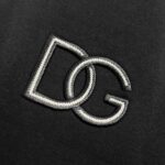 P80 DG*杜纳*嘉班* 2026春夏款 DG字母刺绣个性logo工艺 双纱定制平纹纯棉面料 短袖T恤 男女同款 颜色：黑色 白色 尺码： S （90-130斤） M （120-150斤） L （140-165斤） XL （160-180斤） XXL （180-210斤）