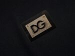 P75 Dolce&gabbana 专柜同款圆领短袖T恤 定制棉质面料 ！采用品牌DG Logo标志皮牌设计！ 立体感强！使整体高透气和柔软性的质感更加凸显，饱满的棉质感引起极度舒适。高端人士必备单品，原厂辅料三标齐全！男女同款！ 颜色：黑色 白色 尺码：S-xxL