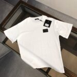 P75 Dolce&gabbana 专柜同款圆领短袖T恤 定制棉质面料 ！采用品牌DG Logo标志皮牌设计！ 立体感强！使整体高透气和柔软性的质感更加凸显，饱满的棉质感引起极度舒适。高端人士必备单品，原厂辅料三标齐全！男女同款！ 颜色：黑色 白色 尺码：S-xxL