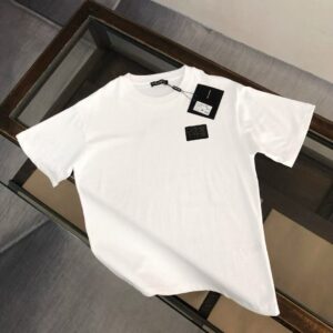 P75 Dolce&gabbana 专柜同款圆领短袖T恤 定制棉质面料 ！采用品牌DG Logo标志皮牌设计！ 立体感强！使整体高透气和柔软性的质感更加凸显，饱满的棉质感引起极度舒适。高端人士必备单品，原厂辅料三标齐全！男女同款！ 颜色：黑色 白色 尺码：S-xxL