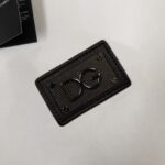 P75 Dolce&gabbana 专柜同款圆领短袖T恤 定制棉质面料 ！采用品牌DG Logo标志皮牌设计！ 立体感强！使整体高透气和柔软性的质感更加凸显，饱满的棉质感引起极度舒适。高端人士必备单品，原厂辅料三标齐全！男女同款！ 颜色：黑色 白色 尺码：S-xxL