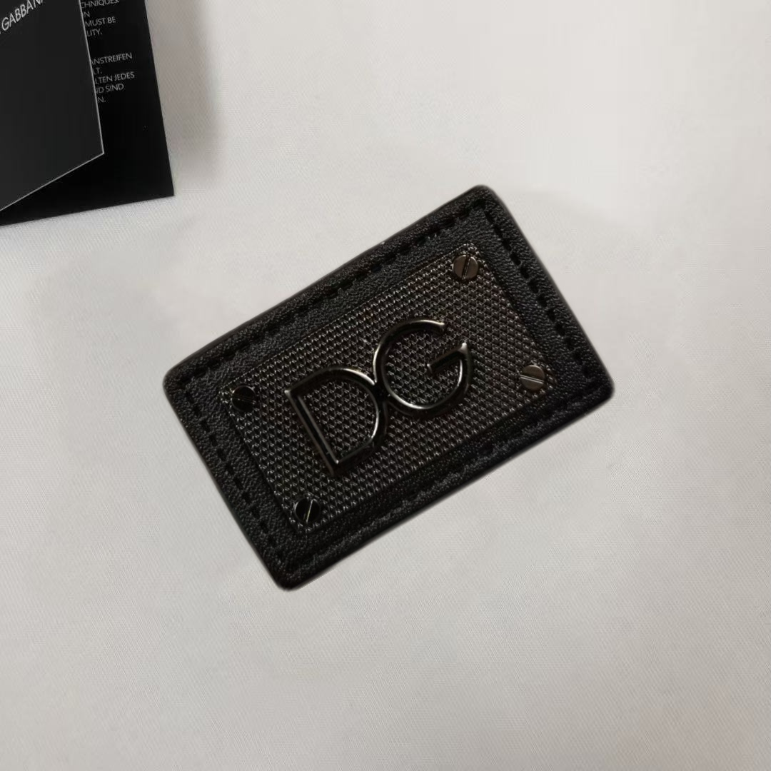 P75 Dolce&gabbana 专柜同款圆领短袖T恤 定制棉质面料 ！采用品牌DG Logo标志皮牌设计！ 立体感强！使整体高透气和柔软性的质感更加凸显，饱满的棉质感引起极度舒适。高端人士必备单品，原厂辅料三标齐全！男女同款！ 颜色：黑色 白色 尺码：S-xxL