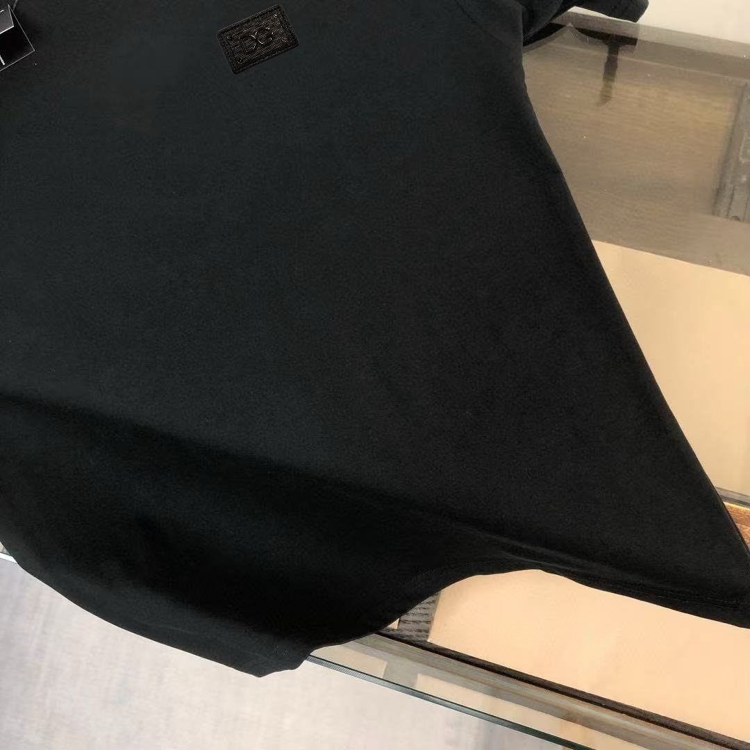 P75 Dolce&gabbana 专柜同款圆领短袖T恤 定制棉质面料 ！采用品牌DG Logo标志皮牌设计！ 立体感强！使整体高透气和柔软性的质感更加凸显，饱满的棉质感引起极度舒适。高端人士必备单品，原厂辅料三标齐全！男女同款！ 颜色：黑色 白色 尺码：S-xxL