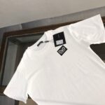 P75 Dolce&gabbana 专柜同款圆领短袖T恤 定制棉质面料 ！采用品牌DG Logo标志皮牌设计！ 立体感强！使整体高透气和柔软性的质感更加凸显，饱满的棉质感引起极度舒适。高端人士必备单品，原厂辅料三标齐全！男女同款！ 颜色：黑色 白色 尺码：S-xxL