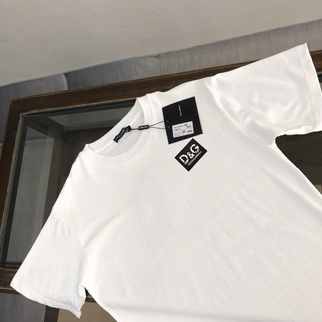 P75 Dolce&gabbana 专柜同款圆领短袖T恤 定制棉质面料 ！采用品牌DG Logo标志皮牌设计！ 立体感强！使整体高透气和柔软性的质感更加凸显，饱满的棉质感引起极度舒适。高端人士必备单品，原厂辅料三标齐全！男女同款！ 颜色：黑色 白色 尺码：S-xxL