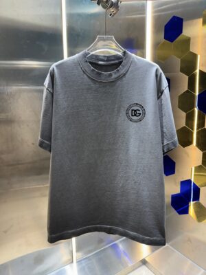 P80 DG/杜嘉班纳 2026ss 标识Logo印花简约百搭洗水磨破320克圆领短袖tee 男女同款 颜色：洗水黑 洗水白 洗水灰 褐色 尺码：S M L XL XXL