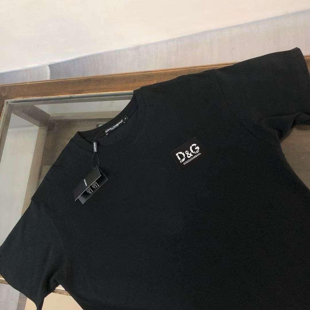 P75 Dolce&gabbana 专柜同款圆领短袖T恤 定制棉质面料 ！采用品牌DG Logo标志皮牌设计！ 立体感强！使整体高透气和柔软性的质感更加凸显，饱满的棉质感引起极度舒适。高端人士必备单品，原厂辅料三标齐全！男女同款！ 颜色：黑色 白色 尺码：S-xxL