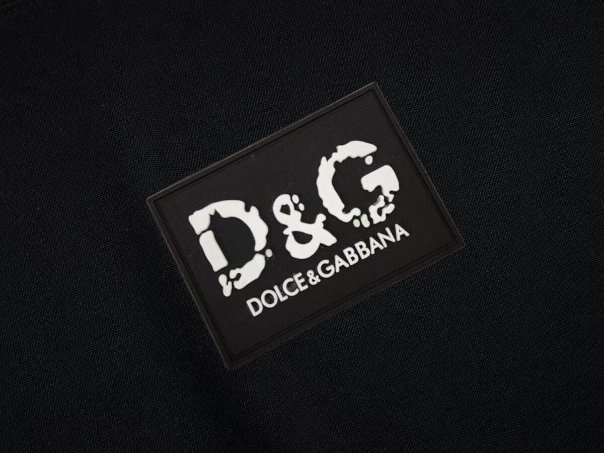 P75 Dolce&gabbana 专柜同款圆领短袖T恤 定制棉质面料 ！采用品牌DG Logo标志皮牌设计！ 立体感强！使整体高透气和柔软性的质感更加凸显，饱满的棉质感引起极度舒适。高端人士必备单品，原厂辅料三标齐全！男女同款！ 颜色：黑色 白色 尺码：S-xxL