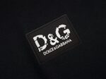 P75 Dolce&gabbana 专柜同款圆领短袖T恤 定制棉质面料 ！采用品牌DG Logo标志皮牌设计！ 立体感强！使整体高透气和柔软性的质感更加凸显，饱满的棉质感引起极度舒适。高端人士必备单品，原厂辅料三标齐全！男女同款！ 颜色：黑色 白色 尺码：S-xxL