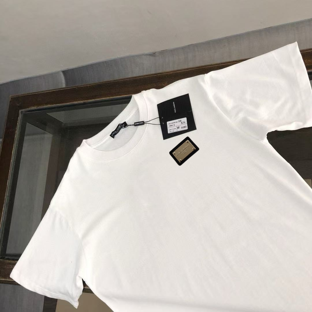 P75 Dolce&gabbana 专柜同款圆领短袖T恤 定制棉质面料 ！采用品牌DG Logo标志皮牌设计！ 立体感强！使整体高透气和柔软性的质感更加凸显，饱满的棉质感引起极度舒适。高端人士必备单品，原厂辅料三标齐全！男女同款！ 颜色：黑色 白色 尺码：S-xxL