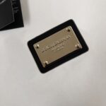 P75 Dolce&gabbana 专柜同款圆领短袖T恤 定制棉质面料 ！采用品牌DG Logo标志皮牌设计！ 立体感强！使整体高透气和柔软性的质感更加凸显，饱满的棉质感引起极度舒适。高端人士必备单品，原厂辅料三标齐全！男女同款！ 颜色：黑色 白色 尺码：S-xxL