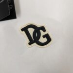 P75 Dolce&gabbana 专柜同款圆领短袖T恤 定制棉质面料 ！采用品牌DG Logo标志皮牌设计！ 立体感强！使整体高透气和柔软性的质感更加凸显，饱满的棉质感引起极度舒适。高端人士必备单品，原厂辅料三标齐全！男女同款！ 颜色：黑色 白色 尺码：S-xxL