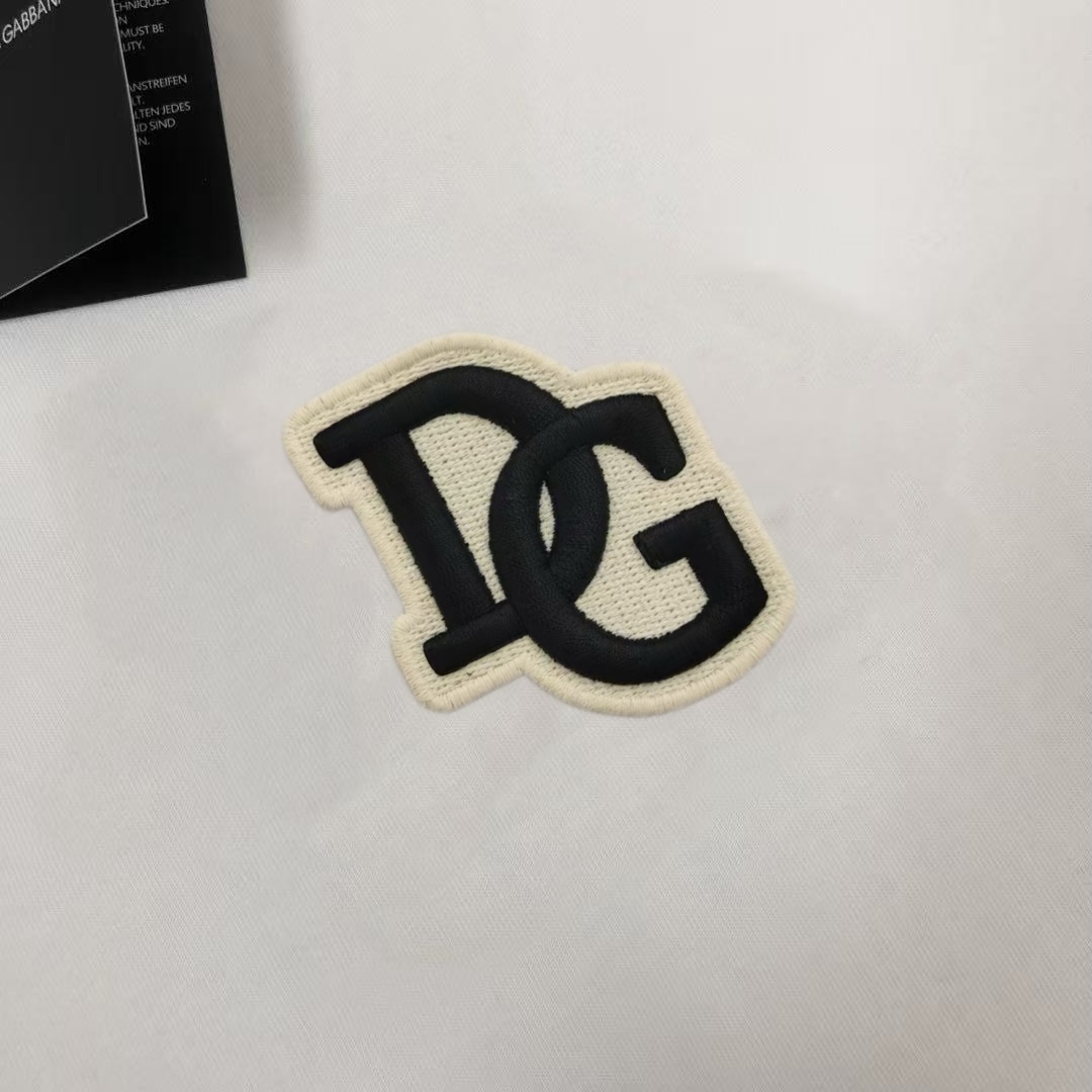 P75 Dolce&gabbana 专柜同款圆领短袖T恤 定制棉质面料 ！采用品牌DG Logo标志皮牌设计！ 立体感强！使整体高透气和柔软性的质感更加凸显，饱满的棉质感引起极度舒适。高端人士必备单品，原厂辅料三标齐全！男女同款！ 颜色：黑色 白色 尺码：S-xxL