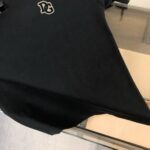 P75 Dolce&gabbana 专柜同款圆领短袖T恤 定制棉质面料 ！采用品牌DG Logo标志皮牌设计！ 立体感强！使整体高透气和柔软性的质感更加凸显，饱满的棉质感引起极度舒适。高端人士必备单品，原厂辅料三标齐全！男女同款！ 颜色：黑色 白色 尺码：S-xxL