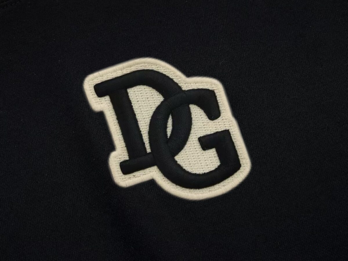 P75 Dolce&gabbana 专柜同款圆领短袖T恤 定制棉质面料 ！采用品牌DG Logo标志皮牌设计！ 立体感强！使整体高透气和柔软性的质感更加凸显，饱满的棉质感引起极度舒适。高端人士必备单品，原厂辅料三标齐全！男女同款！ 颜色：黑色 白色 尺码：S-xxL