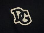 P75 Dolce&gabbana 专柜同款圆领短袖T恤 定制棉质面料 ！采用品牌DG Logo标志皮牌设计！ 立体感强！使整体高透气和柔软性的质感更加凸显，饱满的棉质感引起极度舒适。高端人士必备单品，原厂辅料三标齐全！男女同款！ 颜色：黑色 白色 尺码：S-xxL