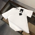 P75 Dolce&gabbana 专柜同款圆领短袖T恤 定制棉质面料 ！采用品牌DG Logo标志皮牌设计！ 立体感强！使整体高透气和柔软性的质感更加凸显，饱满的棉质感引起极度舒适。高端人士必备单品，原厂辅料三标齐全！男女同款！ 颜色：黑色 白色 尺码：S-xxL