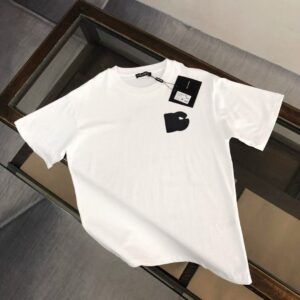 P75 Dolce&gabbana 专柜同款圆领短袖T恤 定制棉质面料 ！采用品牌DG Logo标志皮牌设计！ 立体感强！使整体高透气和柔软性的质感更加凸显，饱满的棉质感引起极度舒适。高端人士必备单品，原厂辅料三标齐全！男女同款！ 颜色：黑色 白色 尺码：S-xxL