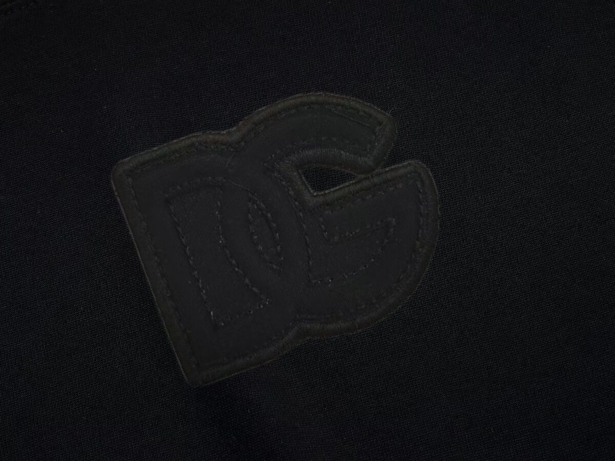P75 Dolce&gabbana 专柜同款圆领短袖T恤 定制棉质面料 ！采用品牌DG Logo标志皮牌设计！ 立体感强！使整体高透气和柔软性的质感更加凸显，饱满的棉质感引起极度舒适。高端人士必备单品，原厂辅料三标齐全！男女同款！ 颜色：黑色 白色 尺码：S-xxL